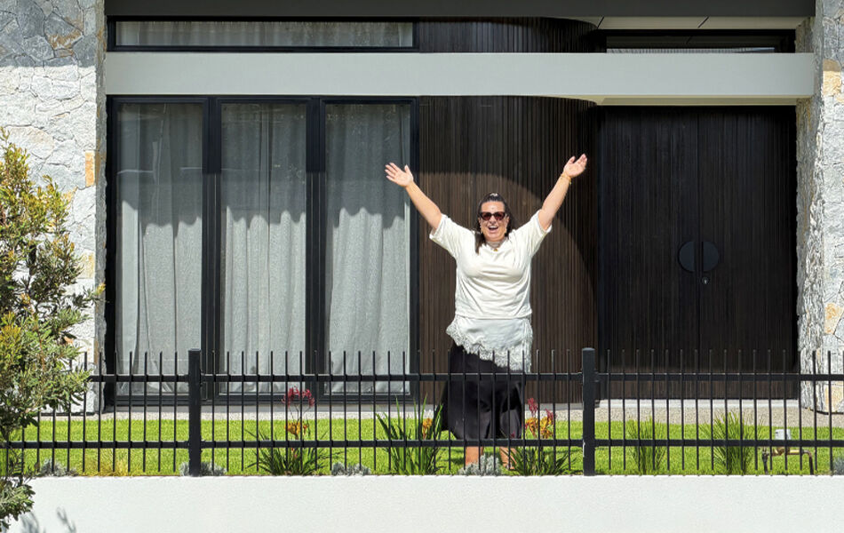 Video still hellosa host Lauren in front of the grand prize home